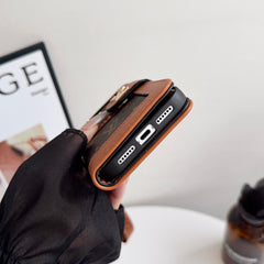 Étui portefeuille en cuir pour téléphone, avec porte-cartes, dragonne et grand imprimé monogramme - RCLV172
