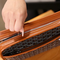 Pochette-bracelet de luxe à motifs — Sac à main de créateur zippé avec dragonne amovible