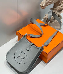 Sac bandoulière à détails découpés