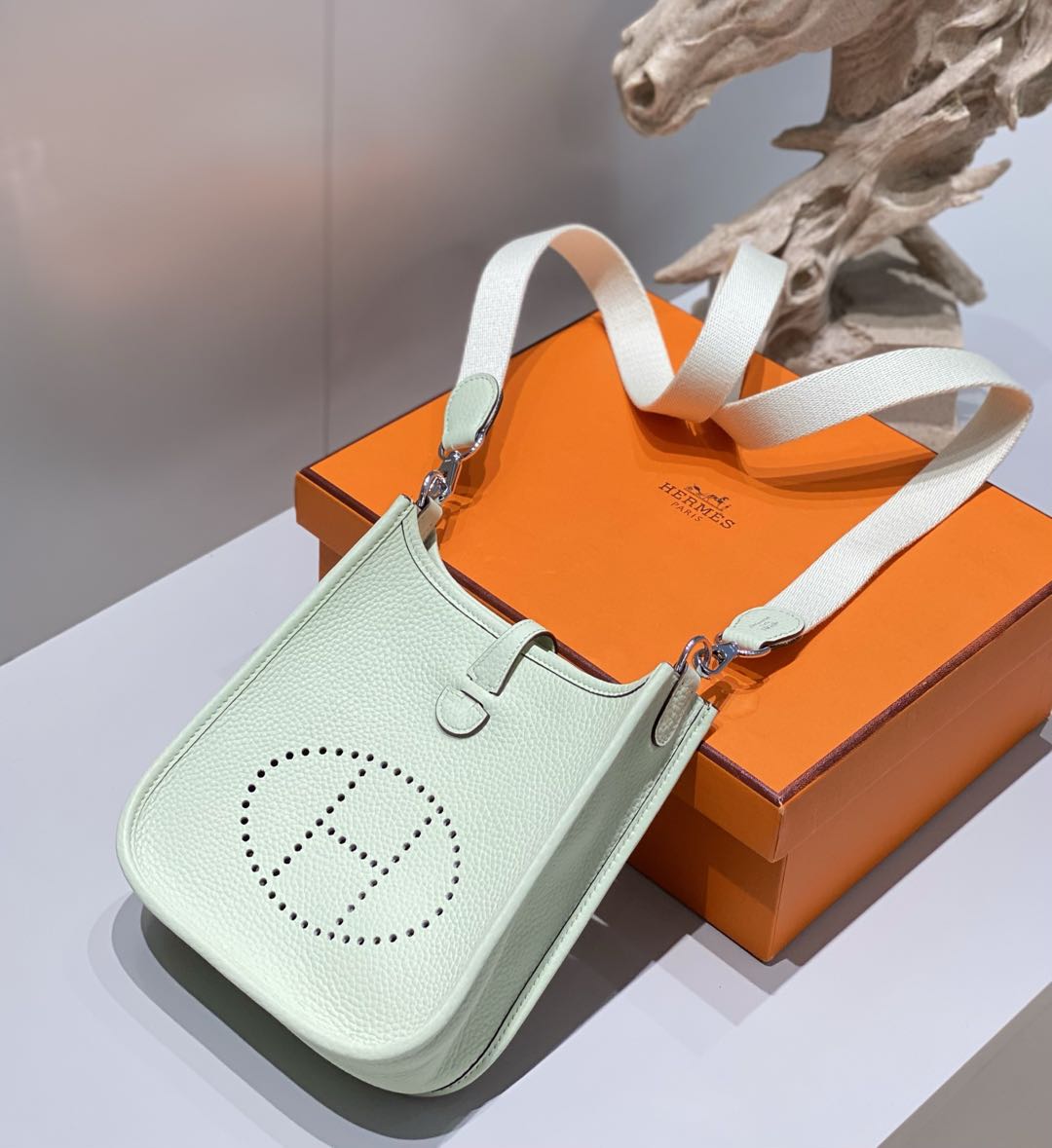 Sac bandoulière à détails découpés