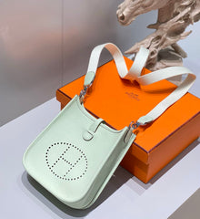 Sac bandoulière à détails découpés