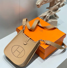Sac bandoulière à détails découpés